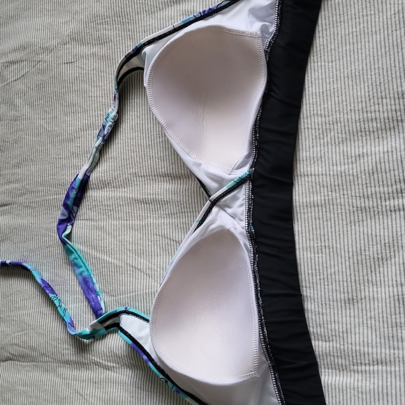 Bikini top , in excellent condition .  Watercolor floral pattern. - Picture 2 of 4